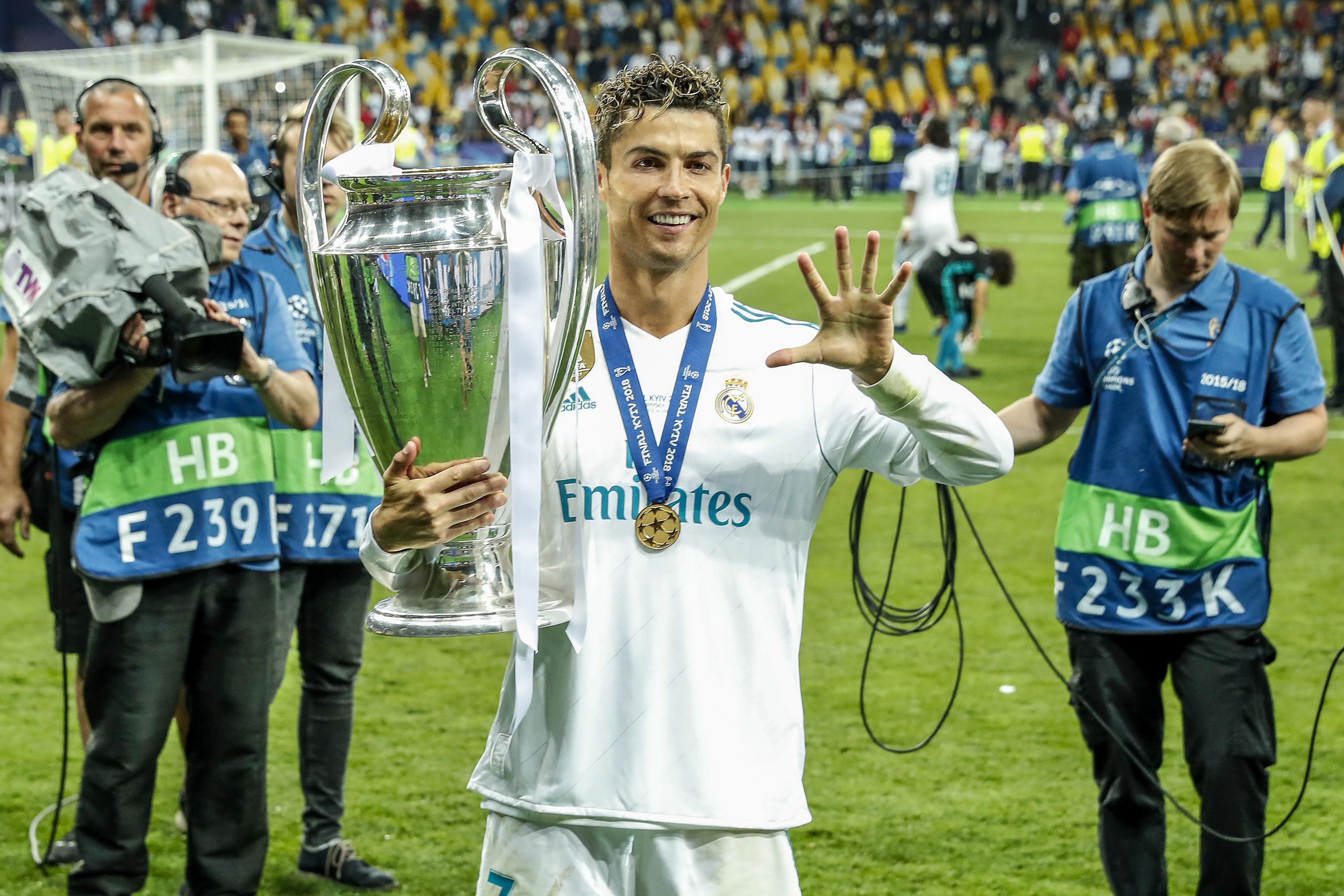 Cristiano Ronaldo 36 tuổi: "Cây trường sinh" kiệt xuất và ước mơ QBV thứ 6 - 12