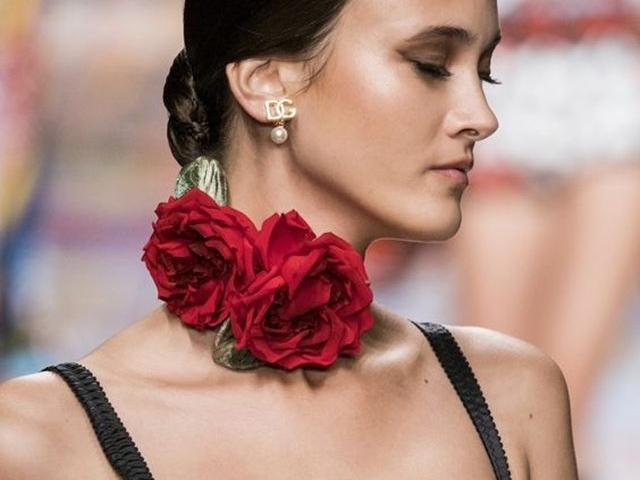 Xu hướng trang sức: Vòng cổ gắn hoa quyến rũ cho quý cô đón chào năm mới