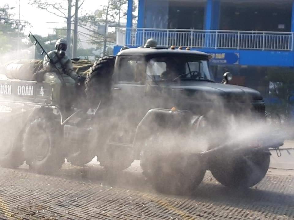 Bình Dương: Quân đội phun hóa chất khử trùng nơi nữ sinh viên nhiễm COVID-19 sống và học tập - 3