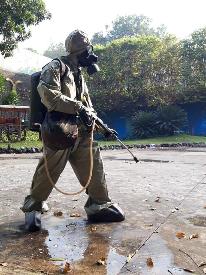 Bình Dương: Quân đội phun hóa chất khử trùng nơi nữ sinh viên nhiễm COVID-19 sống và học tập - 4