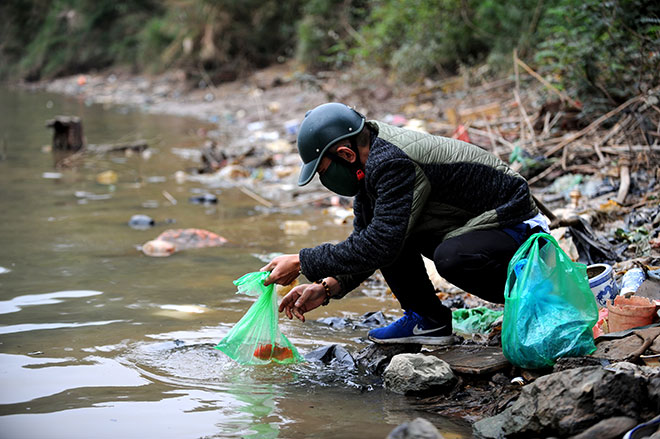 Ảnh: Người Hà Nội thả cá tiễn Táo quân lên thiên đình - 13