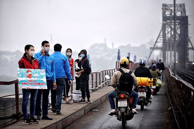 Ảnh: Người Hà Nội thả cá tiễn Táo quân lên thiên đình - 3