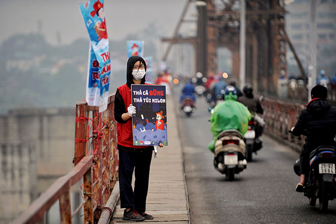 Ảnh: Người Hà Nội thả cá tiễn Táo quân lên thiên đình - 4