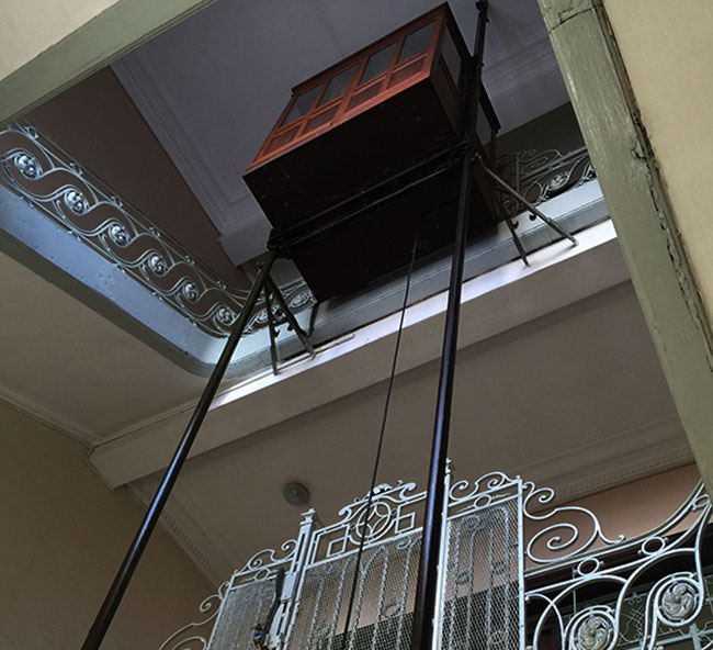 Đây được xem là chiếc thang máy cổ nhất ở Sài Gòn xưa. Thang máy có khung làm bằng gỗ.
