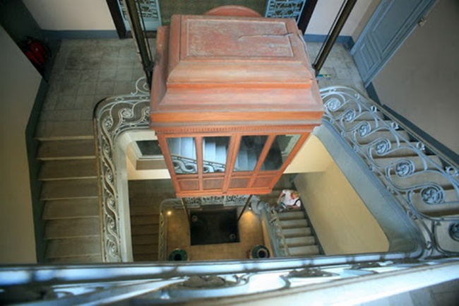 Trải qua hàng chục năm, thang máy vẫn có thể di chuyển lên xuống, song chỉ dùng hạn chế để vận chuyển các hiện vật nặng.
