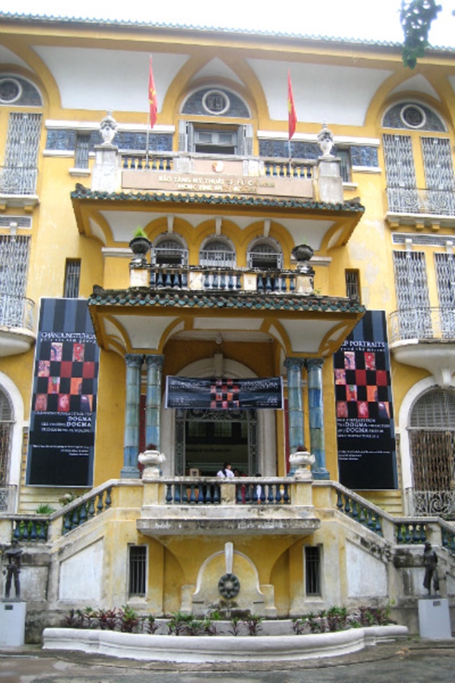 Đại gia Hứa Bổn Hòa (chú Hỏa) là một trong tứ đại gia giàu có ở đất Sài Gòn xưa. Gia đình ông có một căn nhà có 99 cửa nay là bảo tàng Mỹ thuật TPHCM.
