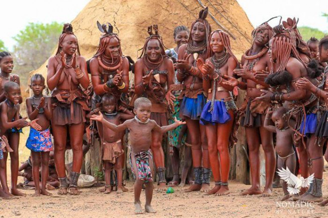 Lạ kỳ bộ lạc Himba chỉ tắm nước một lần trước khi cưới và làm sạch người bằng những giọt mồ hôi - 1