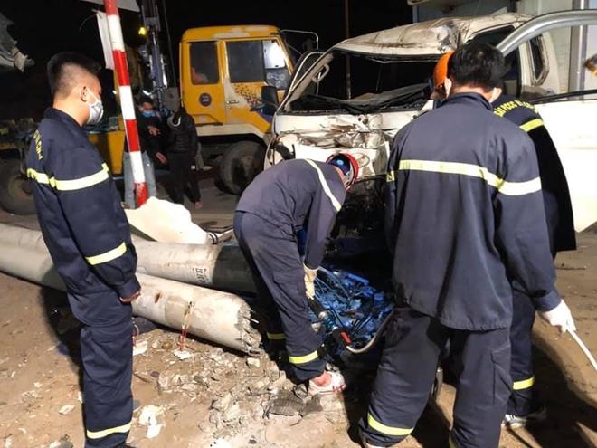 Xe tải và xe máy đâm nhau trong đêm, 3 người thiệt mạng - 2