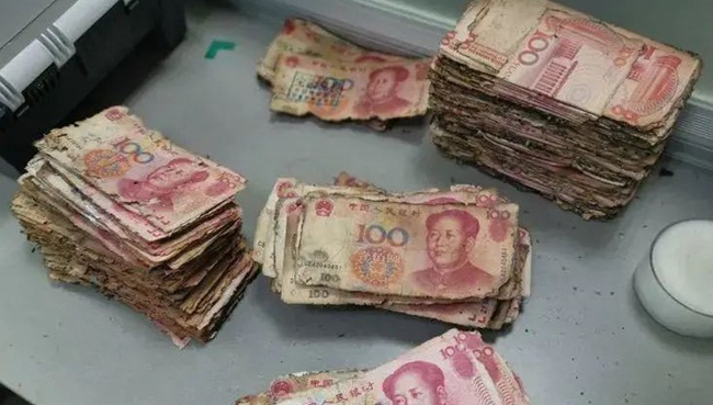 Năm ngoái, một người phụ nữ ở An Huy, Trung Quốc đã đến ngân hàng nhờ giúp đỡ và mang theo một loạt tờ tiền bị rách nát.
