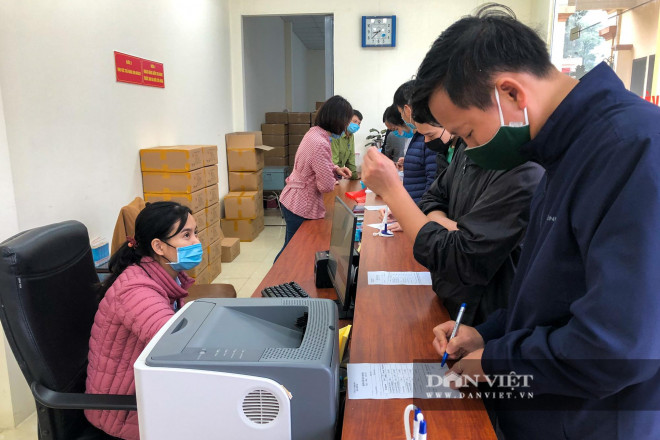 Hình ảnh người dân háo hức mua cả thùng pháo hoa về chơi Tết Nguyên đán 2021 - 2