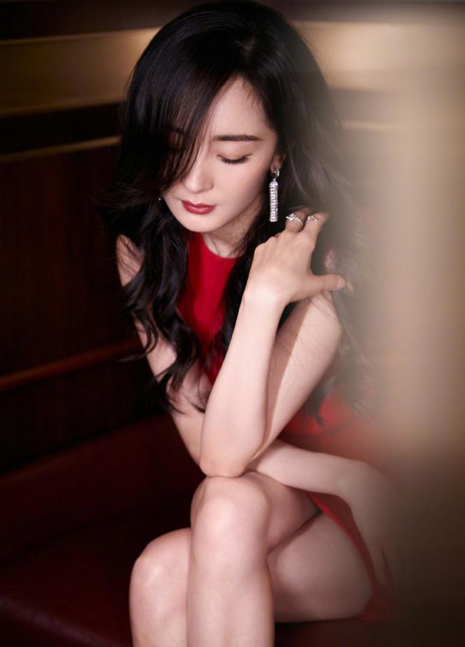 Dương Mịch gợi cảm hết nấc trong sắc đỏ, đôi chân dài miên man thành tâm điểm - 4