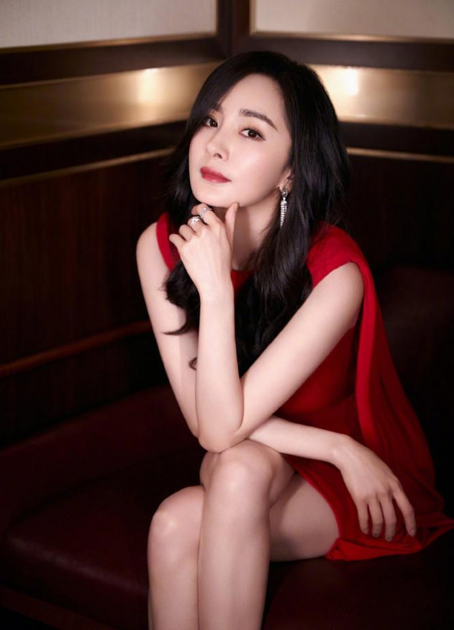 Dương Mịch gợi cảm hết nấc trong sắc đỏ, đôi chân dài miên man thành tâm điểm - 1