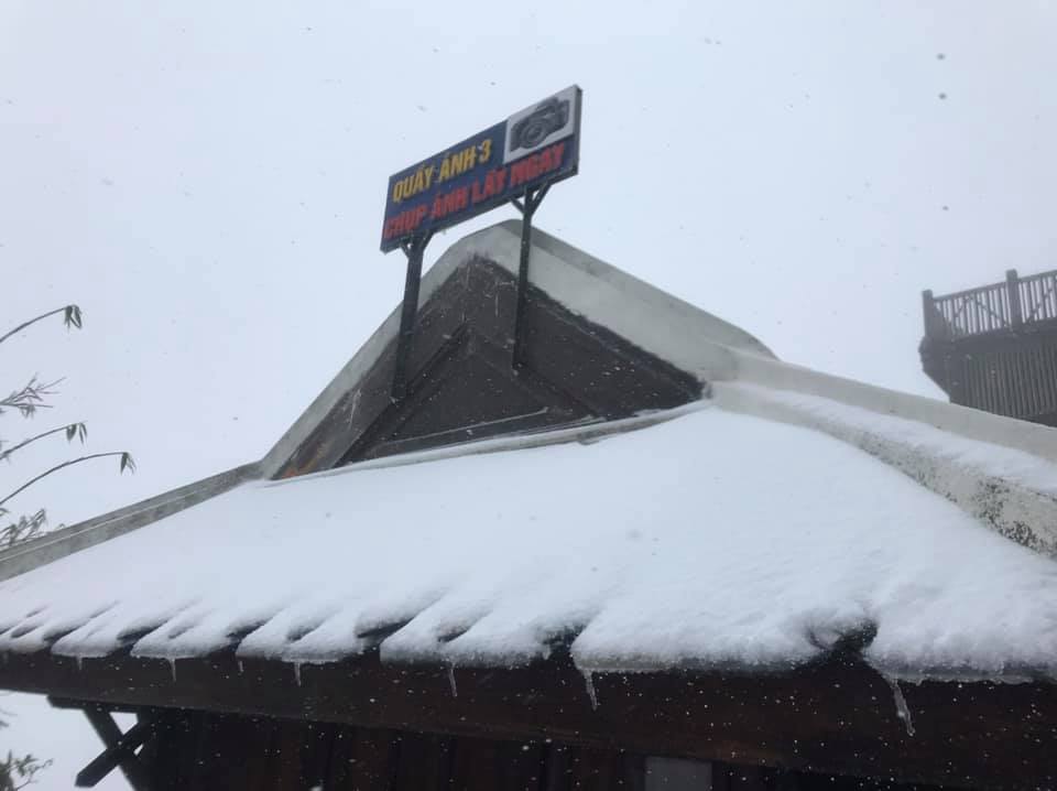 Clip: Mưa tuyết bất ngờ phủ trắng đỉnh Fansipan ngày 27 Tết Tân Sửu - 2