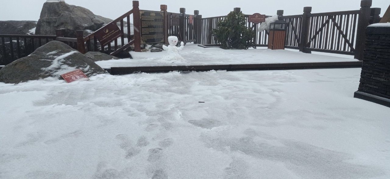 Clip: Mưa tuyết bất ngờ phủ trắng đỉnh Fansipan ngày 27 Tết Tân Sửu - 7