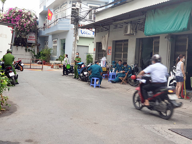 TP.HCM phong tỏa nhiều nơi liên quan đến 4 ca nhiễm COVID-19 là nhân viên sân bay Tân Sơn Nhất - 2