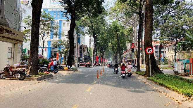 Tết cận kề, TP.HCM vắng lặng vì dịch COVID-19 - 2