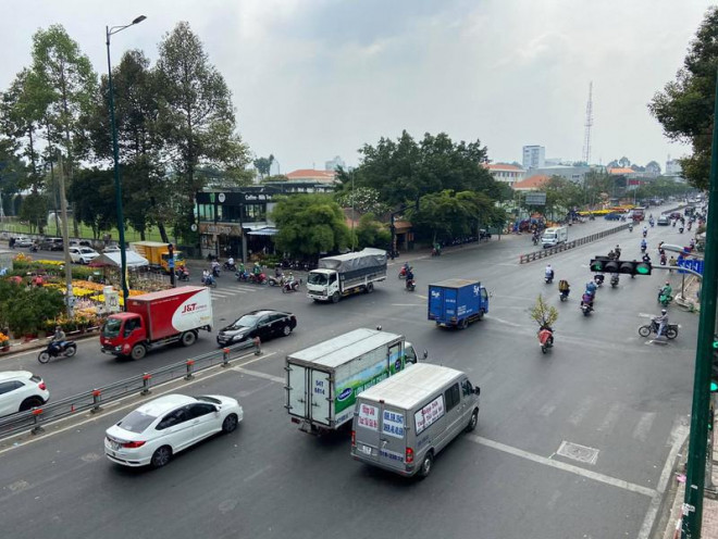 Tết cận kề, TP.HCM vắng lặng vì dịch COVID-19 - 4