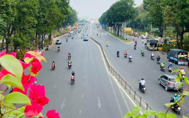 Tết cận kề, TP.HCM vắng lặng vì dịch COVID-19 - 5