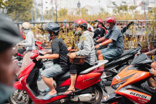 Tạm gác những âu lo, khắp nơi trên cả nước đều tràn ngập niềm vui &#34;chở Tết về nhà&#34; - 1