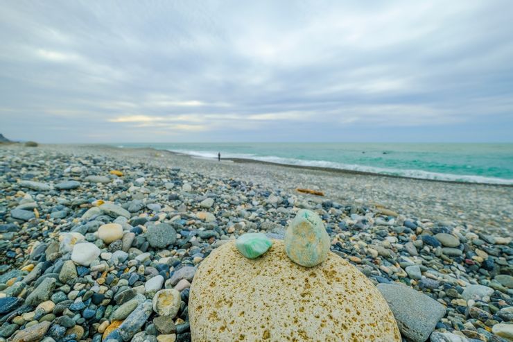 Không chỉ đến bờ biển này vui chơi, nhiều người còn đổ xô tới săn ngọc bích - 4