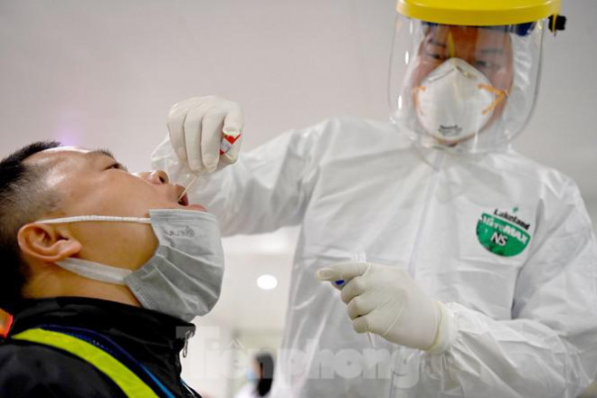 Trắng đêm xét nghiệm COVID-19 khẩn cấp cho 10.000 nhân viên sân bay Nội Bài - 2