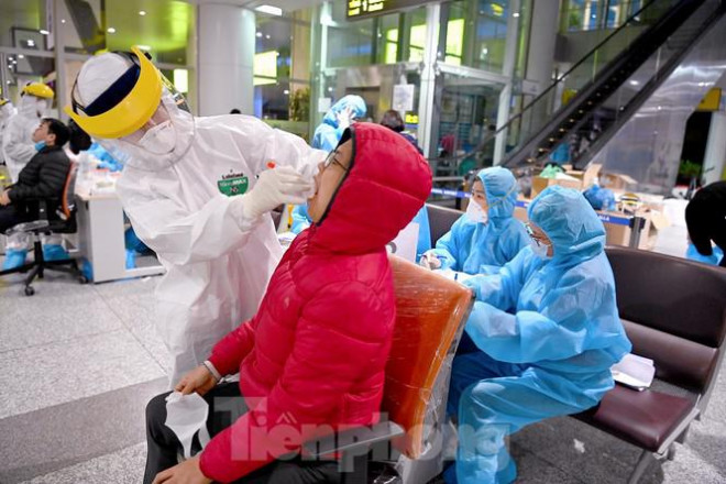 Trắng đêm xét nghiệm COVID-19 khẩn cấp cho 10.000 nhân viên sân bay Nội Bài - 7