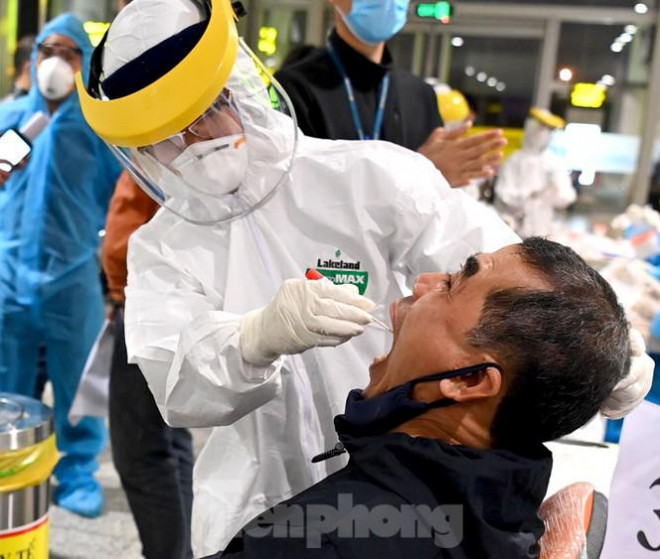 Trắng đêm xét nghiệm COVID-19 khẩn cấp cho 10.000 nhân viên sân bay Nội Bài - 3