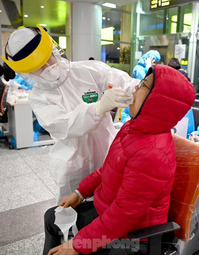 Trắng đêm xét nghiệm COVID-19 khẩn cấp cho 10.000 nhân viên sân bay Nội Bài - 4