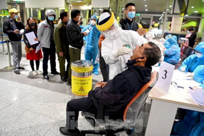 Trắng đêm xét nghiệm COVID-19 khẩn cấp cho 10.000 nhân viên sân bay Nội Bài - 5