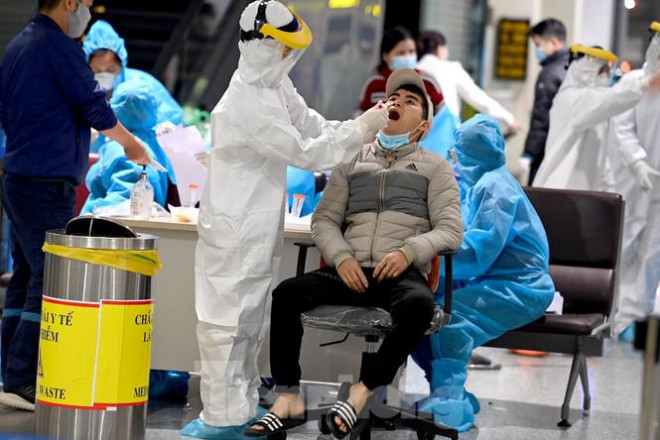 Trắng đêm xét nghiệm COVID-19 khẩn cấp cho 10.000 nhân viên sân bay Nội Bài - 8