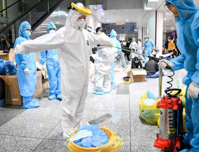 Trắng đêm xét nghiệm COVID-19 khẩn cấp cho 10.000 nhân viên sân bay Nội Bài - 9