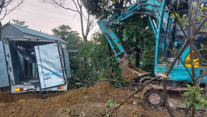 Xe tải tông cột điện bay 200 mét, tài xế thoát chết trong gang tấc - 5