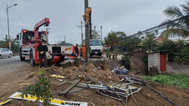 Xe tải tông cột điện bay 200 mét, tài xế thoát chết trong gang tấc - 4