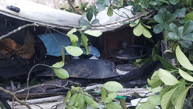 Xe tải tông cột điện bay 200 mét, tài xế thoát chết trong gang tấc - 2