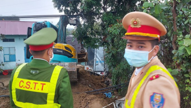 Xe tải tông cột điện bay 200 mét, tài xế thoát chết trong gang tấc - 3