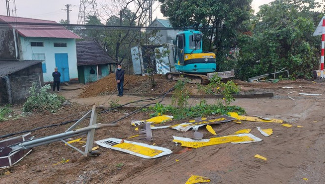 Xe tải tông cột điện bay 200 mét, tài xế thoát chết trong gang tấc - 6