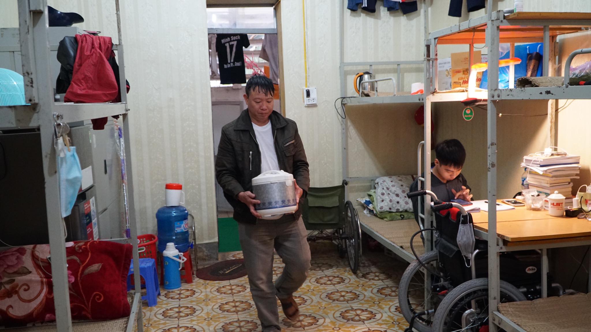 Cuộc sống mới của nam sinh được bạn cõng tới trường và điều ước trong năm mới - 4