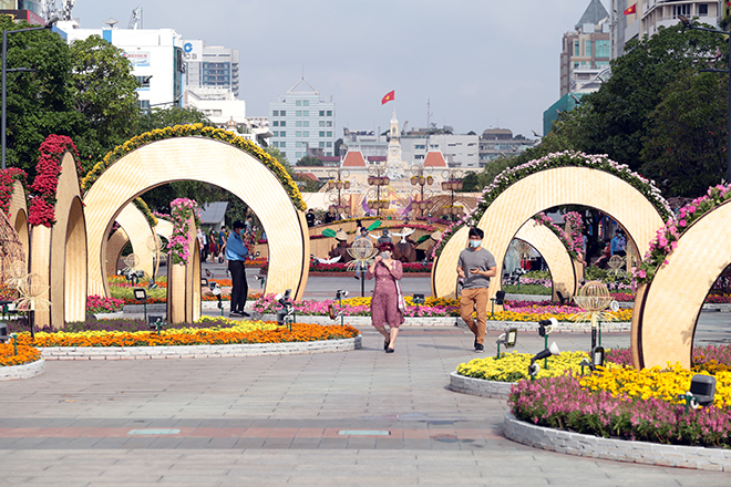 Người dân xếp hàng đo thân nhiệt, đeo khẩu trang “check in” đường hoa Tết Tân Sửu 2021 - 1