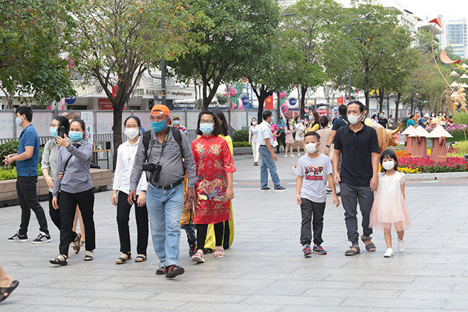 Người dân xếp hàng đo thân nhiệt, đeo khẩu trang “check in” đường hoa Tết Tân Sửu 2021 - 11