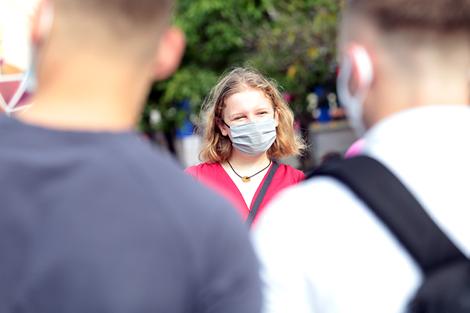 Người dân xếp hàng đo thân nhiệt, đeo khẩu trang “check in” đường hoa Tết Tân Sửu 2021 - 12