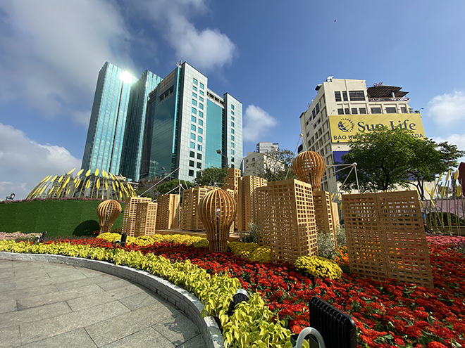 Người dân xếp hàng đo thân nhiệt, đeo khẩu trang “check in” đường hoa Tết Tân Sửu 2021 - 14