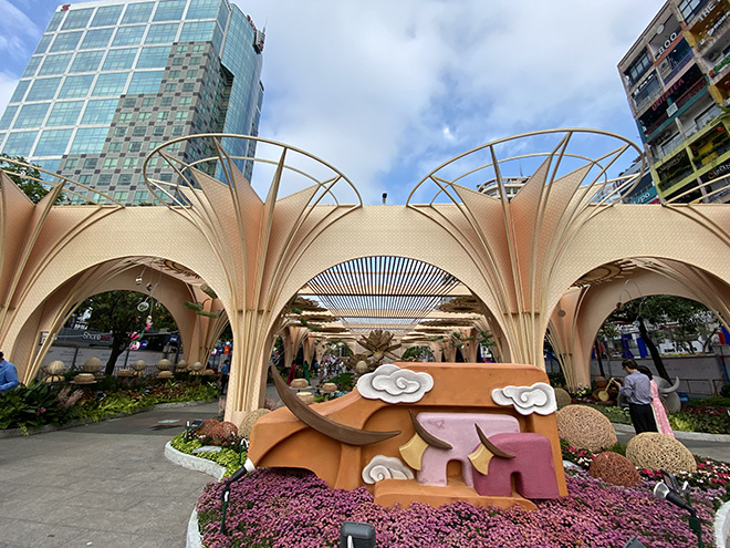 Người dân xếp hàng đo thân nhiệt, đeo khẩu trang “check in” đường hoa Tết Tân Sửu 2021 - 15