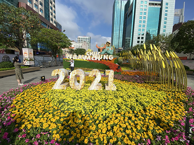 Người dân xếp hàng đo thân nhiệt, đeo khẩu trang “check in” đường hoa Tết Tân Sửu 2021 - 16