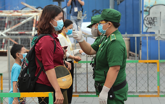 Người dân xếp hàng đo thân nhiệt, đeo khẩu trang “check in” đường hoa Tết Tân Sửu 2021 - 4