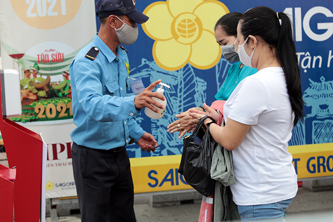 Người dân xếp hàng đo thân nhiệt, đeo khẩu trang “check in” đường hoa Tết Tân Sửu 2021 - 6