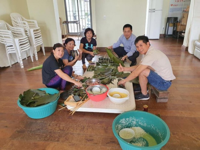 Hoa mai, hoa đào, bánh chưng xanh nơi tâm dịch COVID-19 lớn thứ ba thế giới - 2