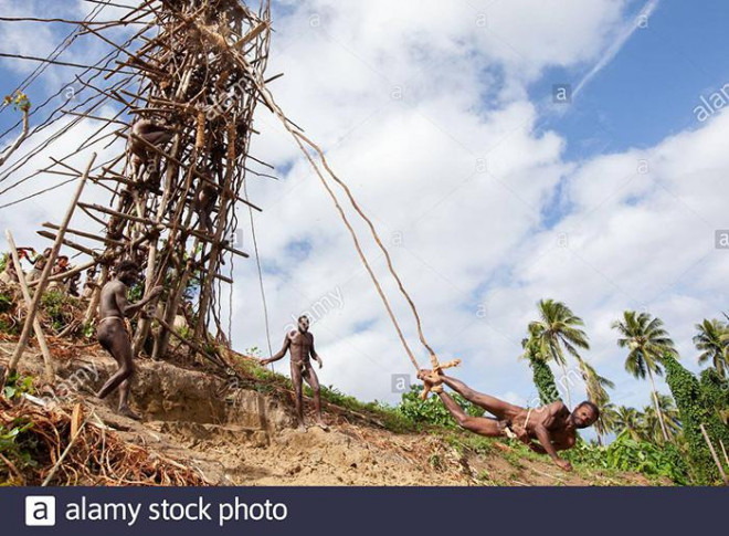 Lễ hội độc đáo đàn ông Vanuatu bán khỏa thân thực hiện cú nhảy “tử thần” hút du khách - 4
