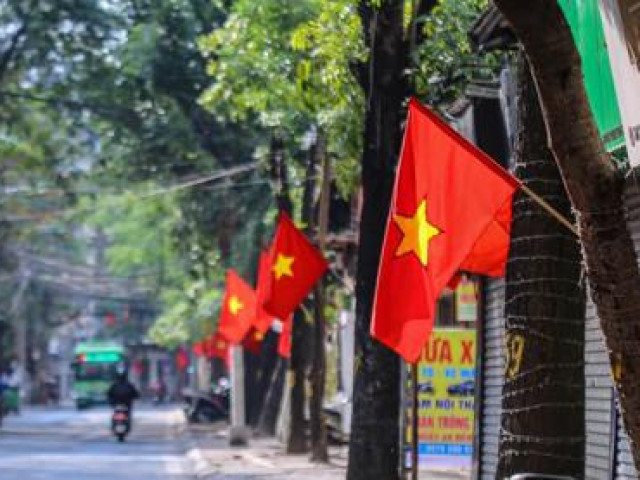 Phố phường Hà Nội rực rỡ cờ đỏ sao vàng ngày 30 Tết