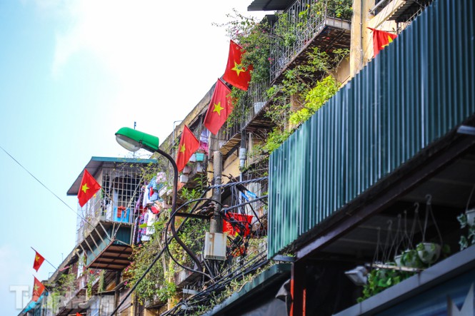 Phố phường Hà Nội rực rỡ cờ đỏ sao vàng ngày 30 Tết - 3