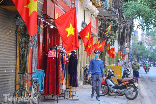 Phố phường Hà Nội rực rỡ cờ đỏ sao vàng ngày 30 Tết - 7